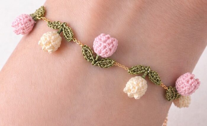 American Lily Bud Bracelet Pattern